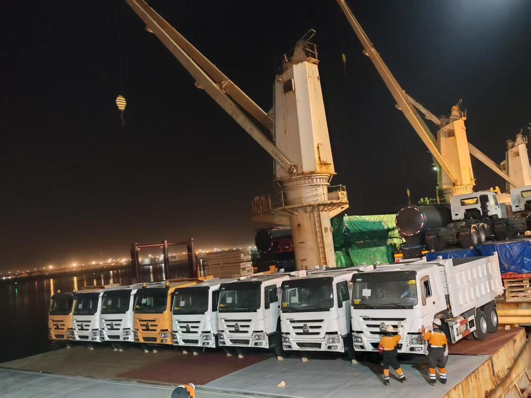 Chargement de camions au port